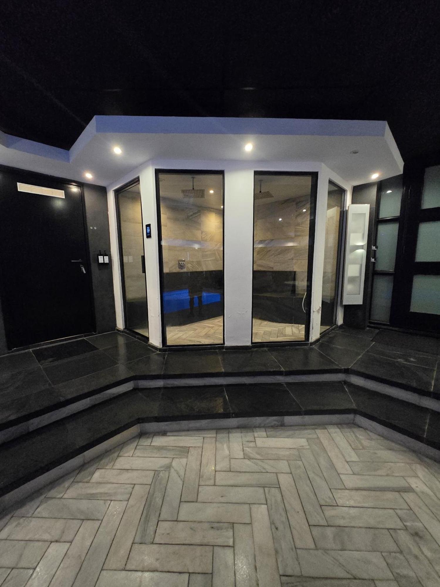 Queen Suite Pool View